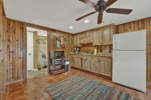 Η κουζίνα ή μικρή κουζίνα στο Ohana Ranch Cabin - 12 minutes to Historic Main St