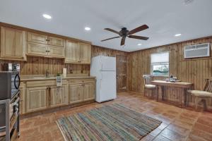 Η κουζίνα ή μικρή κουζίνα στο Ohana Ranch Cabin - 12 minutes to Historic Main St