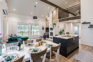 una cucina e un soggiorno con tavolo e sedie di Villa Borealis Levi a Levi