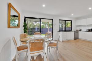 Η κουζίνα ή μικρή κουζίνα στο Homely 3-Bed Townhouse with Pool & Gym Access