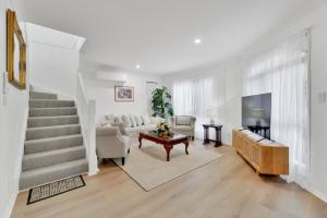 Μια τηλεόραση ή/και κέντρο ψυχαγωγίας στο Homely 3-Bed Townhouse with Pool & Gym Access
