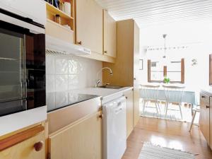Кухня или мини-кухня в 7 person holiday home in Bovallstrand
