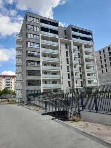 un condominio con una recinzione davanti di Apartamenty Idea Centrum Studio z miejscem parkingowym a Radom