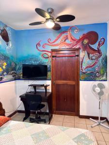 Μια τηλεόραση ή/και κέντρο ψυχαγωγίας στο Sea Heaven Ground Floor Studio