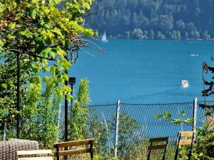 un banco con vistas a una masa de agua en Countryhouse Lake Attersee - Traumhaft schöne Lage - Bezauberndes Hideaway, en Unterach am Attersee