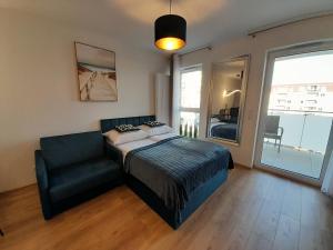 una camera da letto con un letto, una sedia e una finestra di Apartamenty Idea Centrum Studio z miejscem parkingowym a Radom