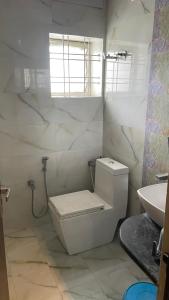 ボーパールにあるNeevah Homestayのトイレと洗面台を備えた白いバスルーム