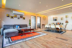 una sala de estar con un sofá y una mesa en Pattaya Sea View Apartment, en Pattaya South
