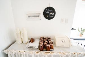 Een tafel met donuts erop. bij MGM tourist Inn in Tagbilaran-stad
