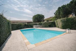 Swimmingpoolen hos eller tæt på Parking Sécurisé -Climatisé-Piscine-Terrasse-AM