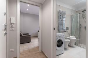 a bathroom with a washing machine and a toilet at MI Michetti 20 in Milan