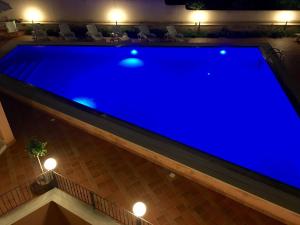 una grande piscina blu in una stanza di notte di La Casa di Marta a San Leone