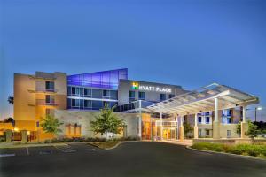 Un edificio con un estacionamiento enfrente. en Hyatt Place UC Davis, en Davis