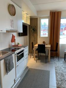 a kitchen and dining room with a table and a stove at Centrum studio with sauna, Levi in Levi