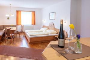 Una cama o camas en una habitación de Weingut Rixinger