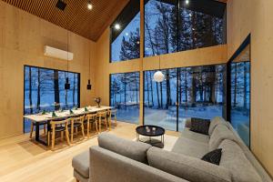 - un salon avec un grand canapé et une table dans l'établissement Villa Lehtoniemi, à Vaala