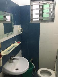 イスラマバードにあるSJ Rezidorの洗面台とトイレ付きのバスルーム +9枚の写真