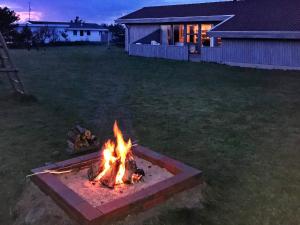 Vestervigにある8 person holiday home in Vestervigの夜の庭の火炉