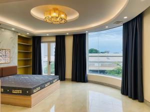a bedroom with a bed and a large window at Hotel 21 Bắc Ninh in Kon Rung (1)