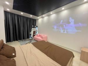Un dormitorio con una cama y una pantalla grande. en Hotel 21 Bắc Ninh, en Kon Rung (1)