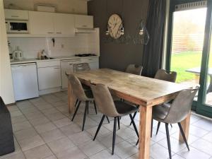 Nhà bếp/bếp nhỏ tại Lovely holiday home with private barbecue