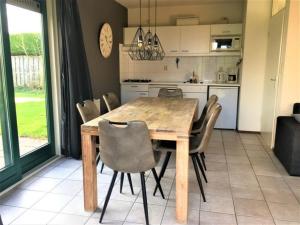 Nhà bếp/bếp nhỏ tại Lovely holiday home with private barbecue