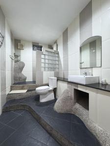 タオ島にあるApartment Villa Marのトイレ、洗面台、鏡を備えたバスルーム