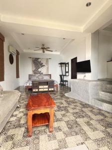 タオ島にあるApartment Villa Marのソファとコーヒーテーブルのあるリビングルーム