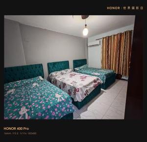 two beds in a room with two beds sidx sidx sidx at شقة بكمباود النورس علي البحر بالاسماعيلية in Ismailia