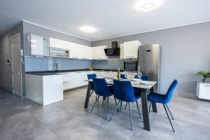 Kuchyň nebo kuchyňský kout v ubytování Beautifully Furnished 3 Bedroom Home in Qawra