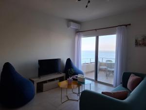 Μια τηλεόραση ή/και κέντρο ψυχαγωγίας στο Bright appartment