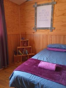 Ένα ή περισσότερα κρεβάτια σε δωμάτιο στο Faith Cabin