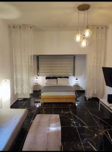 Postel nebo postele na pokoji v ubytování Panorama View Suite Carmel Center