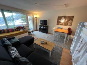 a living room with a couch and a table at Leukerbad TOP, Thermalquellen, Skigebiet in Leukerbad