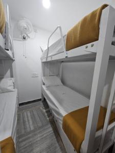 Postel nebo postele na pokoji v ubytování Lowfare Dormitory