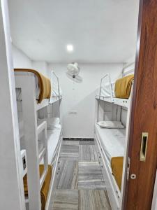 Postel nebo postele na pokoji v ubytování Lowfare Dormitory