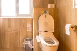 a small bathroom with a toilet with a window at Stunning Family Home nr London Harry Potter Tour Pass The Keys in Borehamwood +23 photos