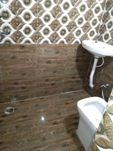 a bathroom with a toilet and a sink at Maa Vaishno Guest House in Varanasi +29 photos