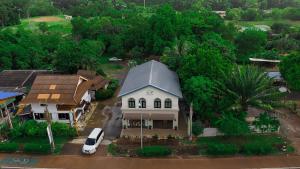 柴老海滩班彬淑度假酒店的雨中房屋的鸟瞰图 更多41张照片