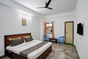 - une chambre avec un lit et une chambre avec une télévision dans l'établissement Super Hotel O Omi Rooms, à Gurgaon 26 autres photos