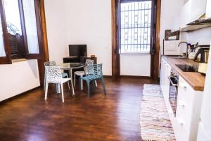 Una cocina con una mesa y sillas en una habitación. en Torrione appartment, en Reggio Calabria