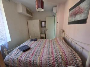 une chambre avec un lit avec une couette dessus dans l'établissement Gîtes Le Carpe Diem, Cottage Le Petit Pattaris, à Frayssinet-le-Gélat