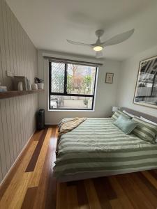 Kingston にあるCasa De Lagoの天井ファン付きの大きなベッドのある寝室