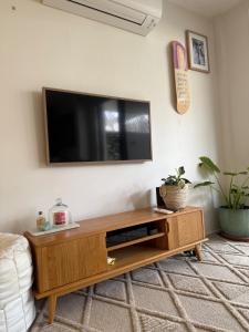 Kingston にあるCasa De Lagoの壁に薄型テレビが取り付けられたリビングルーム