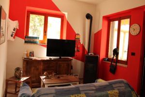 TV a/nebo společenská místnost v ubytování Bouganville house