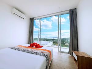 ein Schlafzimmer mit einem Bett und einem großen Fenster in der Unterkunft Bobut beach, Koh Samui, Thailand, half mountain sea view, four-bedroom, four-bathroom villa B in Chaweng + 19 Fotos