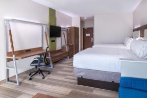 um quarto de hotel com uma cama, uma secretária e uma cadeira em Holiday Inn Express Fort Worth West, an IHG Hotel em Fort Worth