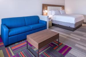 um quarto de hotel com um sofá e uma cama em Holiday Inn Express Fort Worth West, an IHG Hotel em Fort Worth