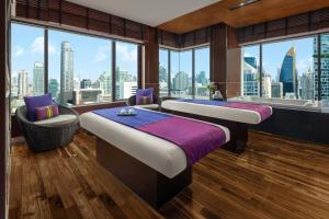 two beds in a room with a view of the city at Renaissance Bangkok Ratchaprasong Hotel in Bangkok