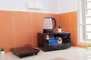 einem Mixer auf einer Küchentheke in der Unterkunft 5min walk to Tebrau ÆON Mall 1-5pax Free Netflix in Johor Bahru + 11 Fotos